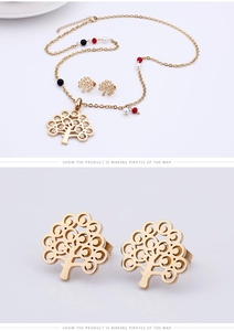 Vue détaillée d'une parure arbre de vie dorée avec collier, boucles d'oreilles et perles