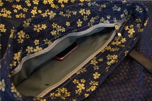Vue intérieure du sac en toile japonais montrant le compartiment spacieux et la fermeture