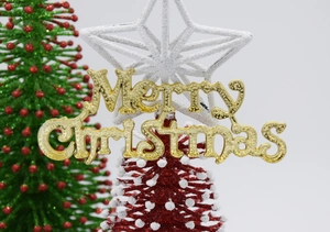 Mini sapins de Noël avec étoiles pailletées et décoration de signe Merry Christmas doré