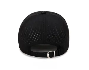 Détail de la casquette de baseball noire respirante montrant la boucle métallique