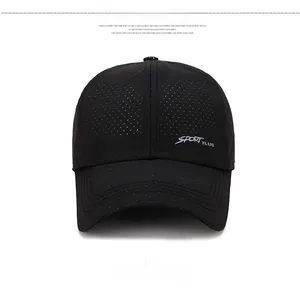 Gros plan sur le tissu en maille noire respirante et la broderie Sport de la casquette