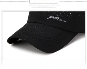 Gros plan détaillé de la visière en maille respirante d'une casquette de sport noire