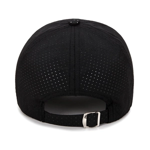 Vue arrière de la casquette noire respirante avec trous laser et boucle métallique