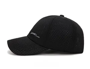 Vue détaillée d'une casquette de baseball noire en mesh respirant avec broderie latérale