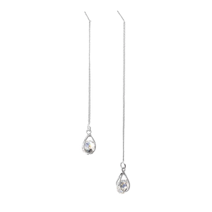 Détail de boucles d'oreilles longue chaîne argentée avec pendentif cristal en goutte