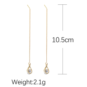 Détail boucles d'oreilles pendantes dorées à pampilles avec cristal zircon et mesures précises