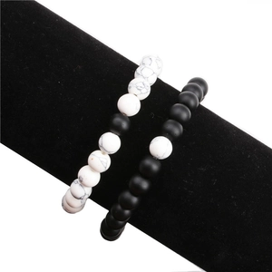 Dettaglio dei braccialetti con perline di turchese bianco e nero opaco da 8 mm su supporto