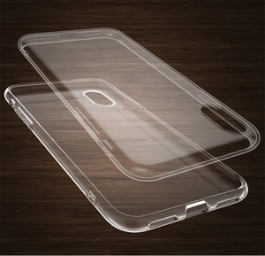 Detaillierte Ansicht von zwei klaren TPU-Hüllen für das iPhone 16 Pro Max auf Holzgrund