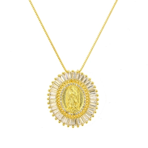 Détail du pendentif Vierge Marie plaqué or avec incrustation de zircone sur chaîne fine