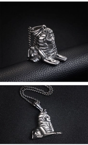 Détails du pendentif Sphinx en argent et sa chaîne sur fond en cuir noir