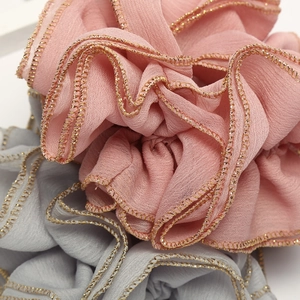Scrunchies a doppio strato rosa e grigio con eleganti bordi dorati in chiffon