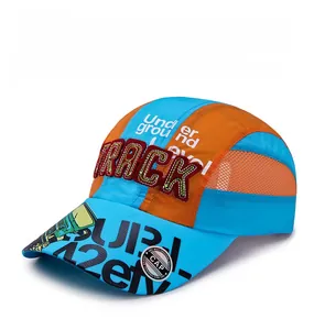 Détail du filet latéral respirant et broderie TRACK sur la casquette enfant séchage rapide