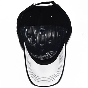Vue de dessus de casquette de baseball bicolore en coton avec broderie 3D et boucle