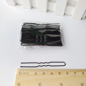 Détail d'épingles à cheveux en métal noir ondulé de 6 cm avec échelle de mesure précise