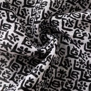 Vue détaillée du tissu léger en coton et lin noir et blanc avec imprimé géométrique abstrait