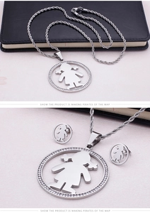 Détail du collier et boucles d'oreilles avec silhouette de fille et bordure en strass