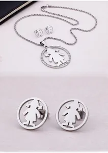 Détail d'une parure en argent avec pendentifs silhouette de fille et cristaux sertis