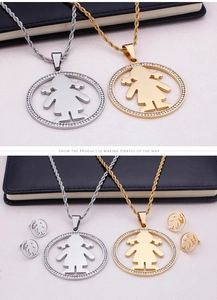 Détail de parure collier et boucles d'oreilles avec cristaux et pendentif de fille