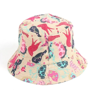 Dettaglio della stampa floreale con uccelli sul cappello alla pescatora in tela beige