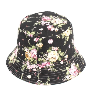 Dettaglio ravvicinato della stampa floreale vintage e cuciture rinforzate su cappello a secchiello