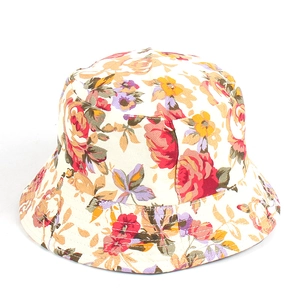 Dettaglio cappello alla pescatora in tela color crema con stampa floreale vintage