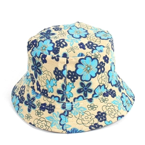 Dettaglio del cappello alla pescatora in tela con stampa floreale crema e blu