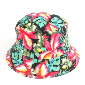 Dettaglio della stampa floreale tropicale su cappello bucket nero con cuciture bianche