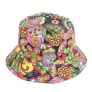 Dettaglio del cappello a secchiello in tela con vivaci motivi stampati psichedelici