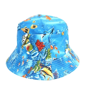 Vista dall'alto dettagliata di un cappello da pescatore blu scuro con stampa corallo marino