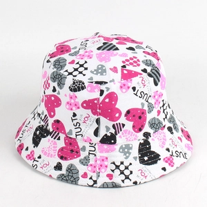 Dettaglio cappello a secchiello bianco in tela con cuori colorati e scritta JUST FOR YOU
