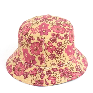 Dettaglio cappello a secchiello floreale rosa con motivi a farfalla e cuciture bianche decorative