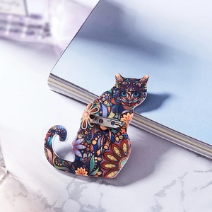 Detalle del broche de gato retro con coloridos patrones florales bohemios y alfiler de metal
