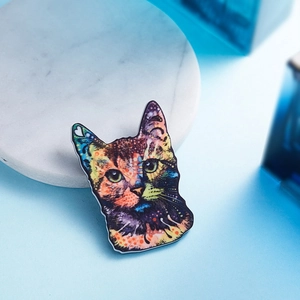 Broche artístico de gato en acrílico con coloridos patrones pop art sobre mármol