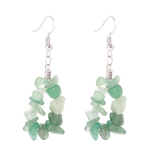 Détail des boucles d'oreilles triangulaires faites main avec éclats de pierre verte