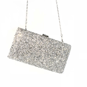 Detailaufnahme der silbernen Pailletten-Clutch mit Glitzereffekt und Metallkette