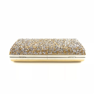 Detail der Abendclutch mit gold- und silberfarbenen Pailletten und Metallverschluss
