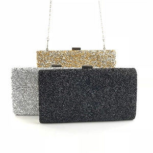 Elegante Abendtasche mit Pailletten in Gold, Silber und Schwarz mit Metallkette