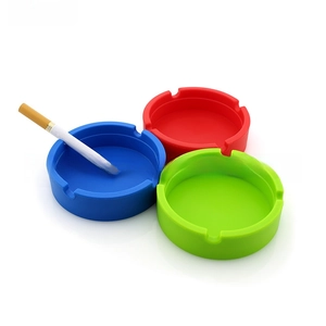 Hitzebeständiges rundes Silikon-Aschenbecher-Set in Rot, Blau und Grün mit Kerben