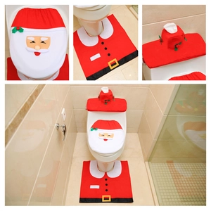 Vue détaillée du kit de housse de toilette Père Noël avec tapis et décor de réservoir