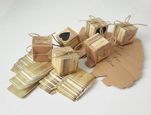 Detail der Kraftpapier-Bonbonschachtel mit Herz-Ausschnitt und Holzmaserung-Druck