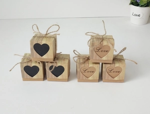 Detail von Vintage-Kraftpapier-Bonbonschachteln mit Herz-Ausschnitt und Holzmaserung