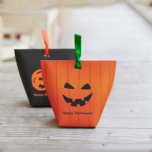 Boîtes-cadeaux d'Halloween avec motifs de citrouilles et fantômes et rubans de soie