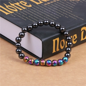 Bracelet en perles d'hématite magnétique avec perles irisées sur une surface texturée