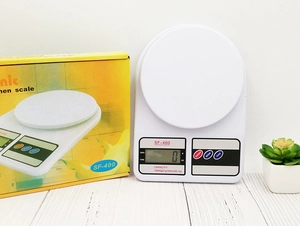 Detail view of SF-400 digital kitchen scale 10kg capacity on a white wooden table