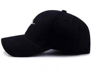 Vue latérale de la casquette de baseball noire avec broderie blanche et visière courbe