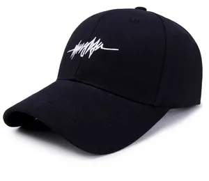 Vue latérale détaillée d'une casquette de baseball noire avec broderie blanche abstraite