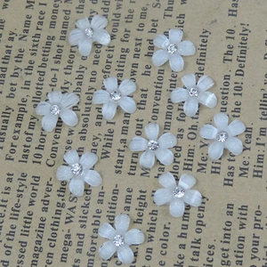 Ten pieces of 10mm white matte resin five-petal cherry blossom flowers with crystal center