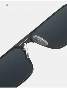 Makroaufnahme der Silikon-Nasenpads und des Metallstegs auf matter schwarzer Sonnenbrille