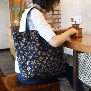 Sac fourre-tout japonais bleu marine en toile avec motifs fleurs de cerisier et cuir