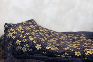 Détail du sac en toile bleu marine avec motifs de cerisiers dorés et vagues seigaiha